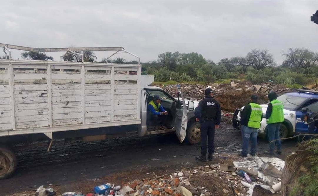 Trabajadores de Seduvop fueron acusados de presuntamente tirar basura. Foto: Especial