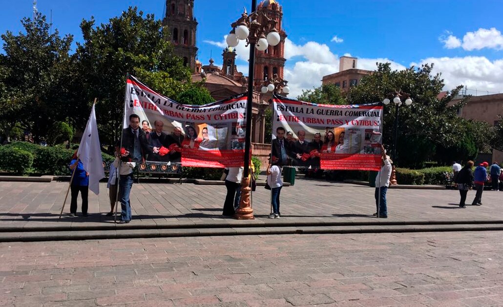 Se manifiestan contra Citybus en Palacio de Gobierno
