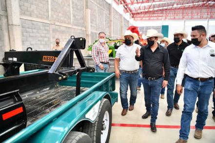 Entrega Ricardo Gallardo nuevas instalaciones de primaria y apoyos a agropecuarios en Villa de Arriaga