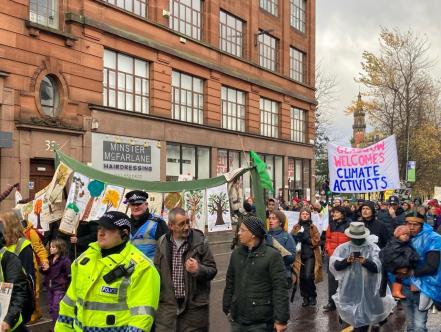 “Bosque de Esperanza”, la obra de artivismo contra el cambio climático a partir del reciclaje de telas