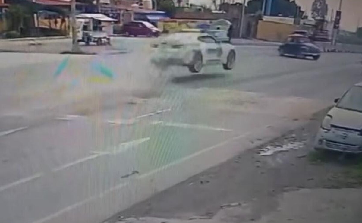 VIDEO: ¡Voló y chocó! Patrulla en SLP protagoniza aparatoso choque tras pasar tope a toda velocidad