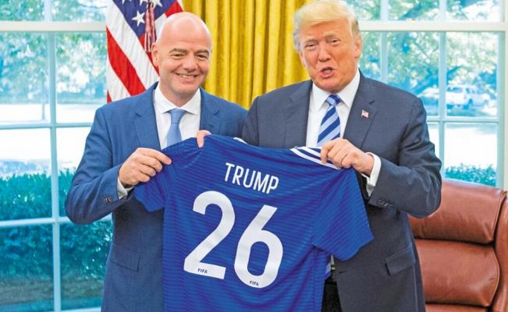 El dirigente obsequió una playera conmemorativa al político. (MICHAEL REYNOLDS. EFE)