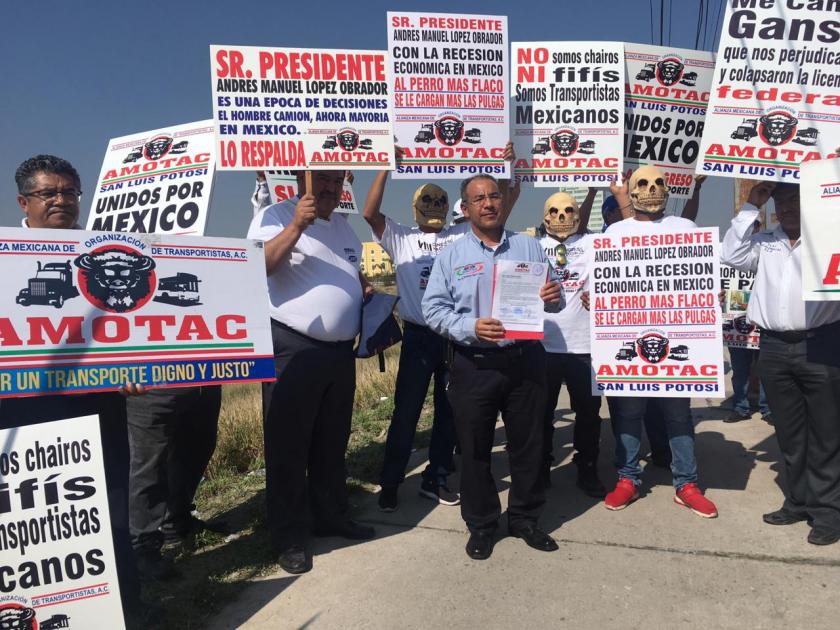 400 transportistas en SLP se suman a paro nacional de transporte