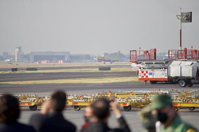 Aterriza avión con primeras vacunas de Pfizer a México