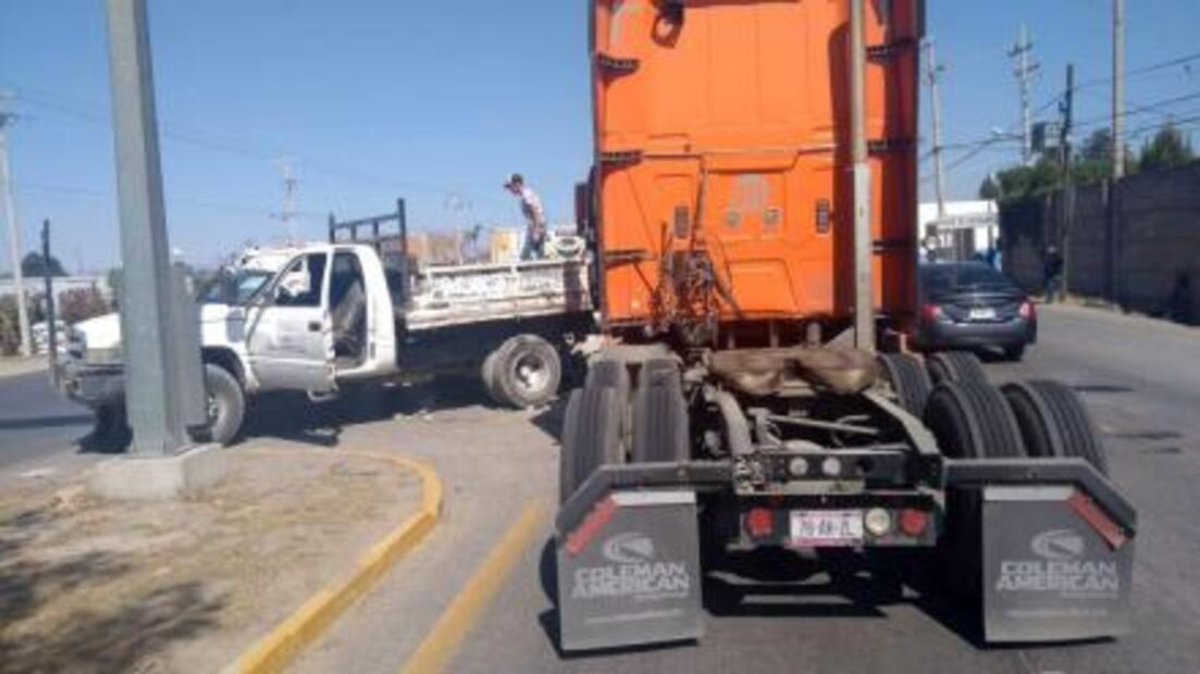 Trailero choca contra camioneta 