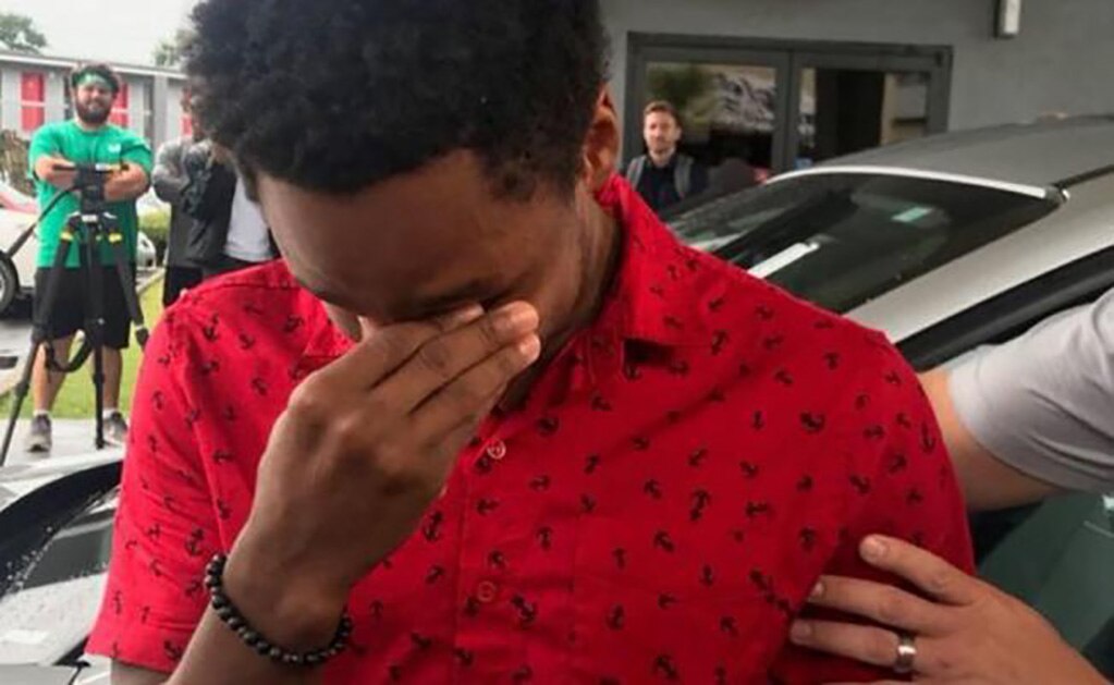 Video. Joven camina 32 km para no llegar tarde a su nuevo empleo y su jefe le da un auto