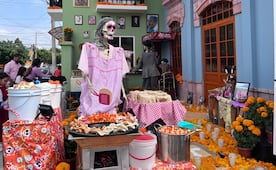 !Con los personajes de la tradición! Conoce el altar de muertos que rinde homenaje al barrio de Tequis en SLP
