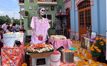 !Con los personajes de la tradición! Conoce el altar de muertos que rinde homenaje al barrio de Tequis en SLP
