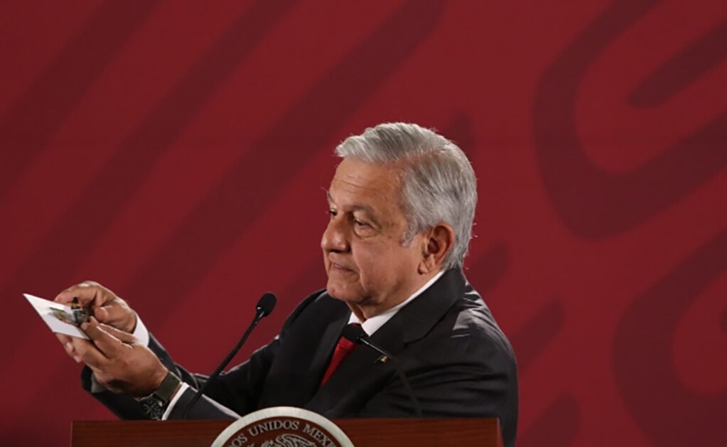 Muestra AMLO cámara encontrada en una sala de Palacio Nacional