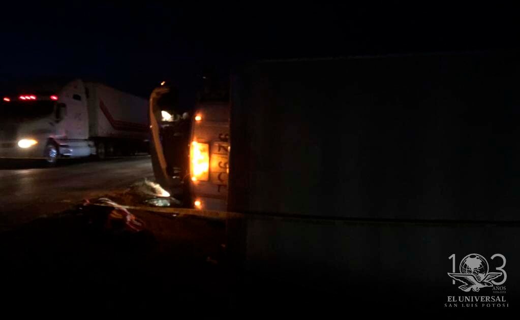 Conductor de tráiler muere en volcadura