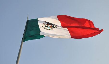 Más trabajo y menos sueldo; diferencias laborales entre México y EU