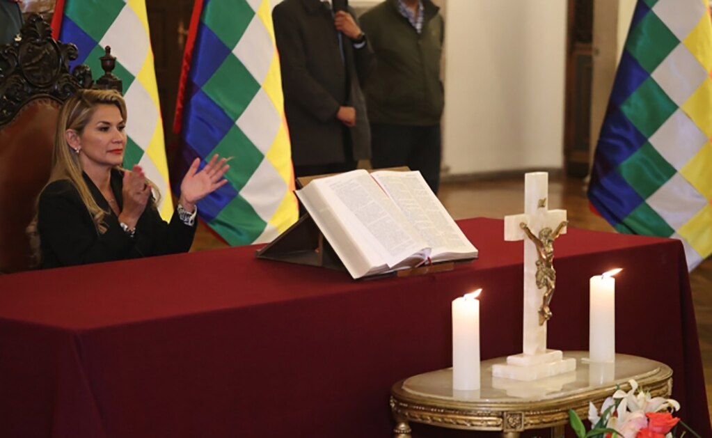 Tras salida de Evo Morales, la Biblia y el poder político cristiano irrumpen en Bolivia