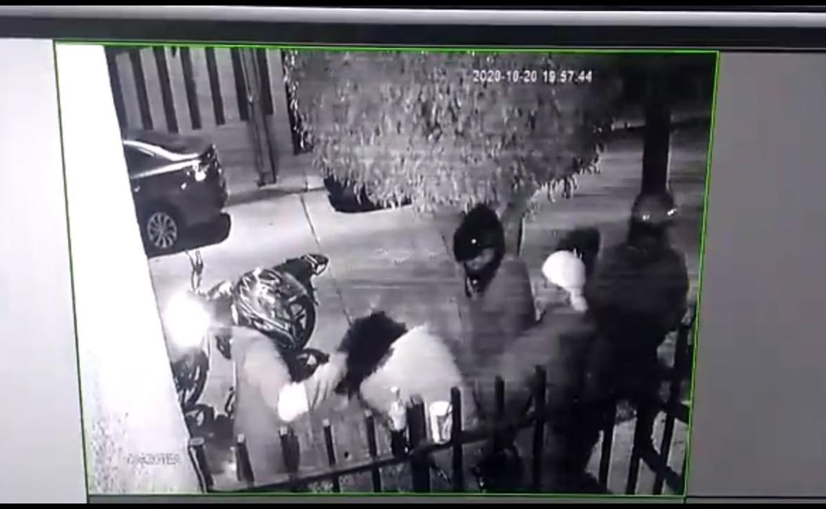 Video. Sujetos en motos asaltan a pareja en barrio de Tequis, SLP