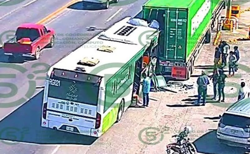 Autobús de MetroRed choca con tractocamión en carretera a Matehuala; reportan lesionados