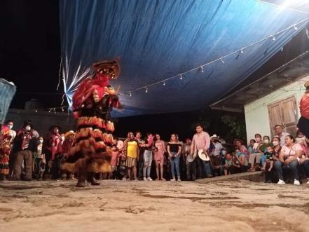 Danza y ofrendas para celebrar el Xantolo, o el regreso de los muertos, en la Huasteca Potosina
