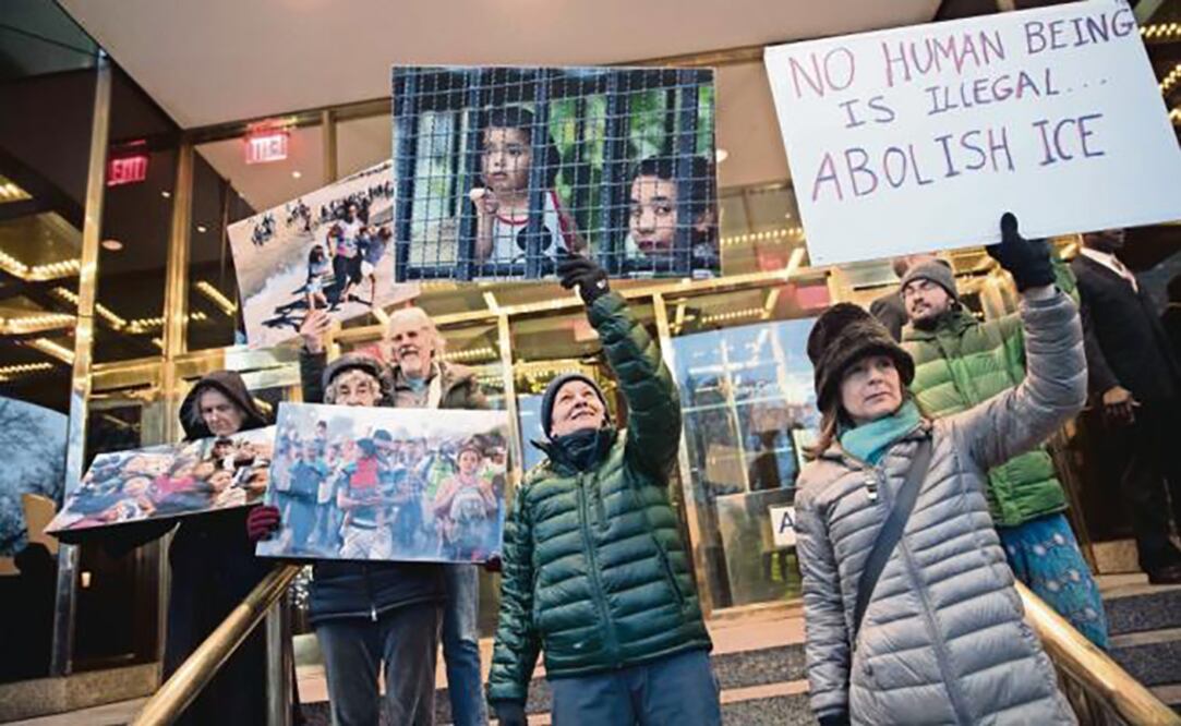 Un grupo protesta frente al Trump International Hotel contra las políticas antiinmigrantes del presidente. Ayer se reportó la muerte de una niña bajo custodia . (MARY ALTAFFER. AP)