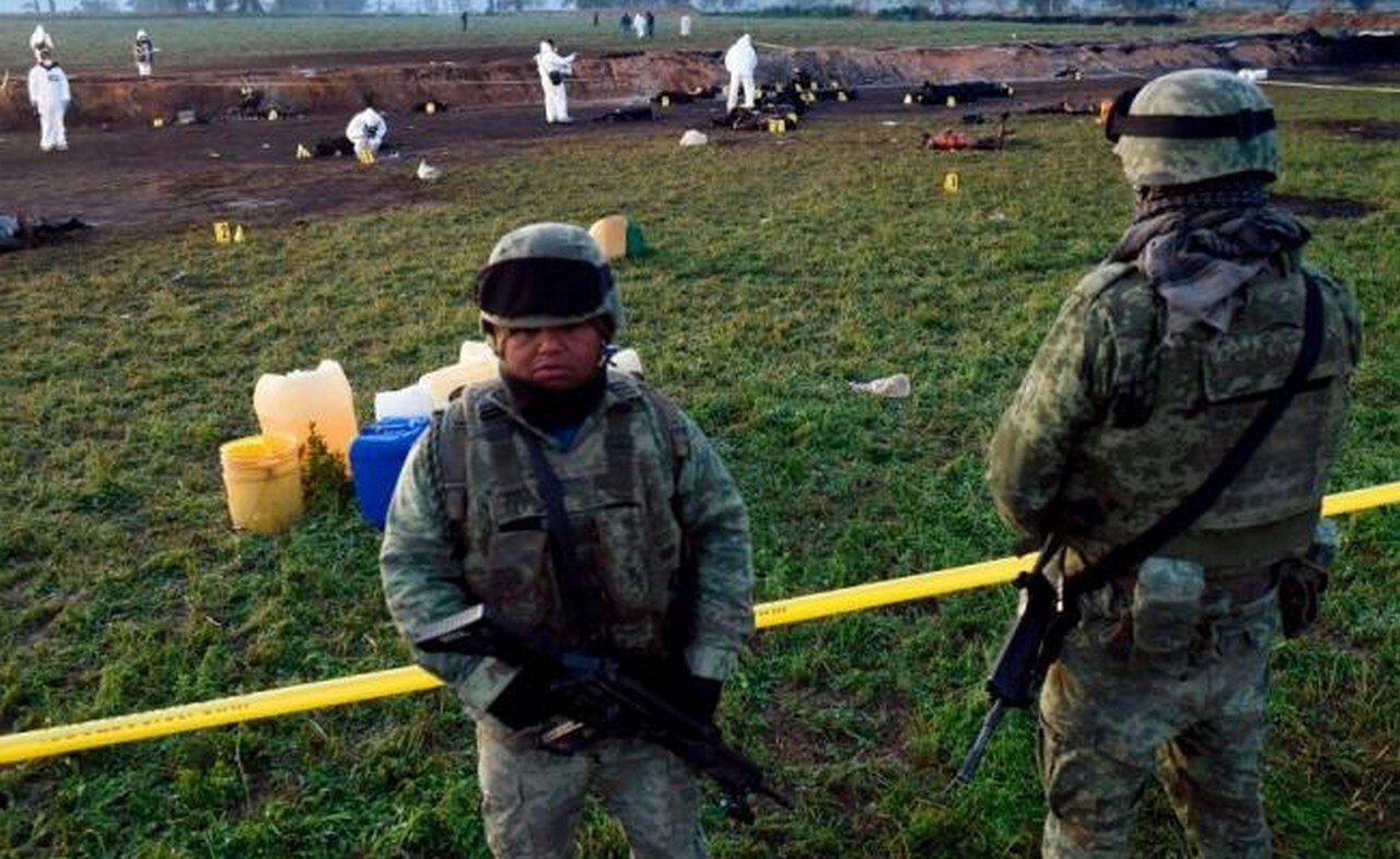 Por qué policías y militares no dispersaron a la multitud que robaba combustible en Tlahuelilpan