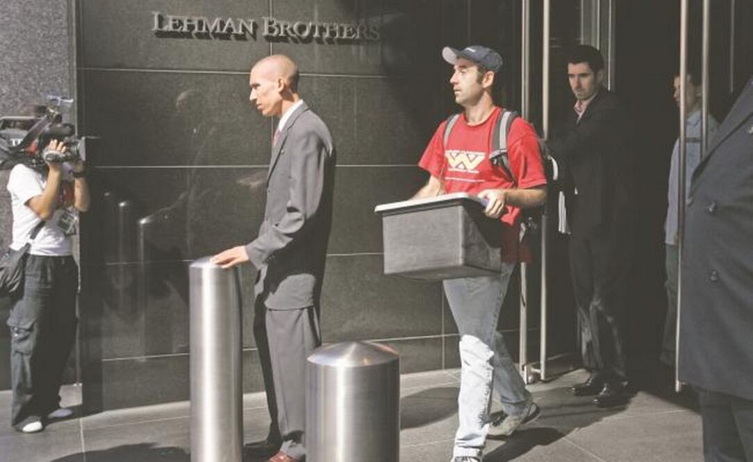 Imagen del 15 de septiembre de 2008 en NY, escena que se repitió en todas las sedes de Lehman Brothers, cuando el banco de 158 años quebró. (MARY ALTAFFER. AP ARCHIVO)