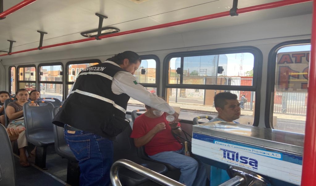 SCT advierte sanciones si no se respeta sana distancia en unidades del transporte público