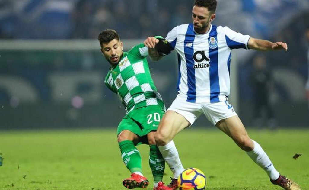 El Real Betis no quita el dedo del renglón por Layún