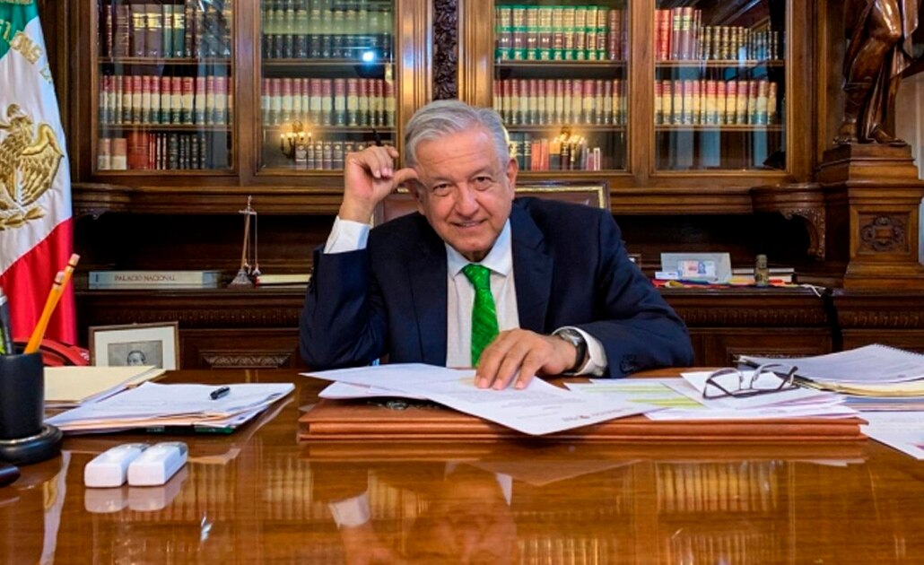 Firma López Obrador memorándum para frenar reforma educativa de Peña Nieto