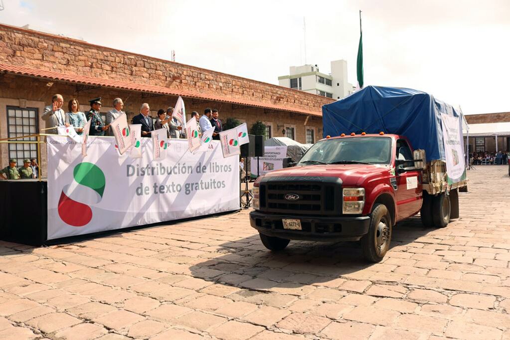 Dan banderazo de salida para distribuir 4 millones de libros de texto gratuito para SLP