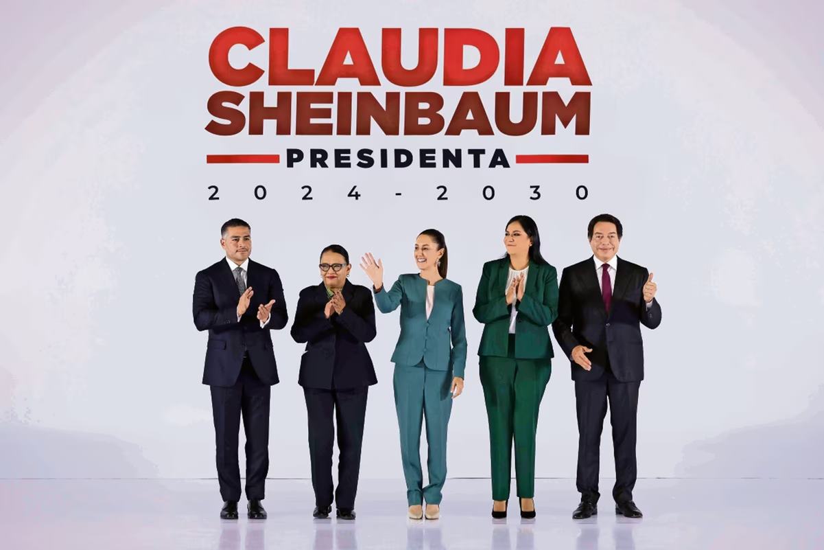 Omar García Harfuch, Rosa Icela Rodríguez, Claudia Sheinbaum Pardo, Ariadna Montiel y Mario Delgado Carrillo, ayer en la presentación de nuevos secretarios. Foto: Diego Simón Sánchez | El Universal