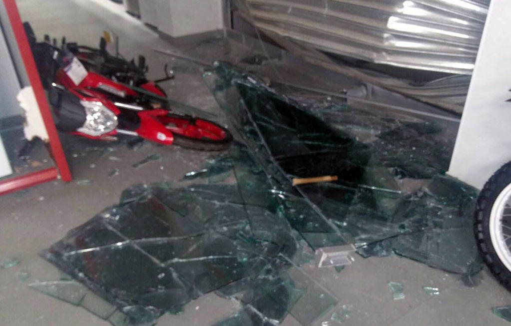 Intentan robar motonetas en Periférico 