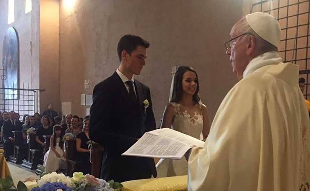 El papa Francisco sorprende a novios en el Vaticano y los casa