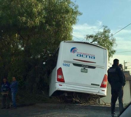 Camión de personal sale de camino y se impacta contra finca 