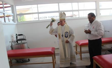 Arzobispo bendice nueva área de fisioterapia de la Cruz Roja