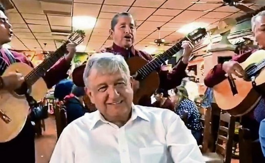 El candidato de Morena-PES-PT, Andrés Manuel López Obrador, en el restaurante El Rancho, Tamaulipas; un trío le canta Morenita Mia. (TOMADA DE TWITTER)