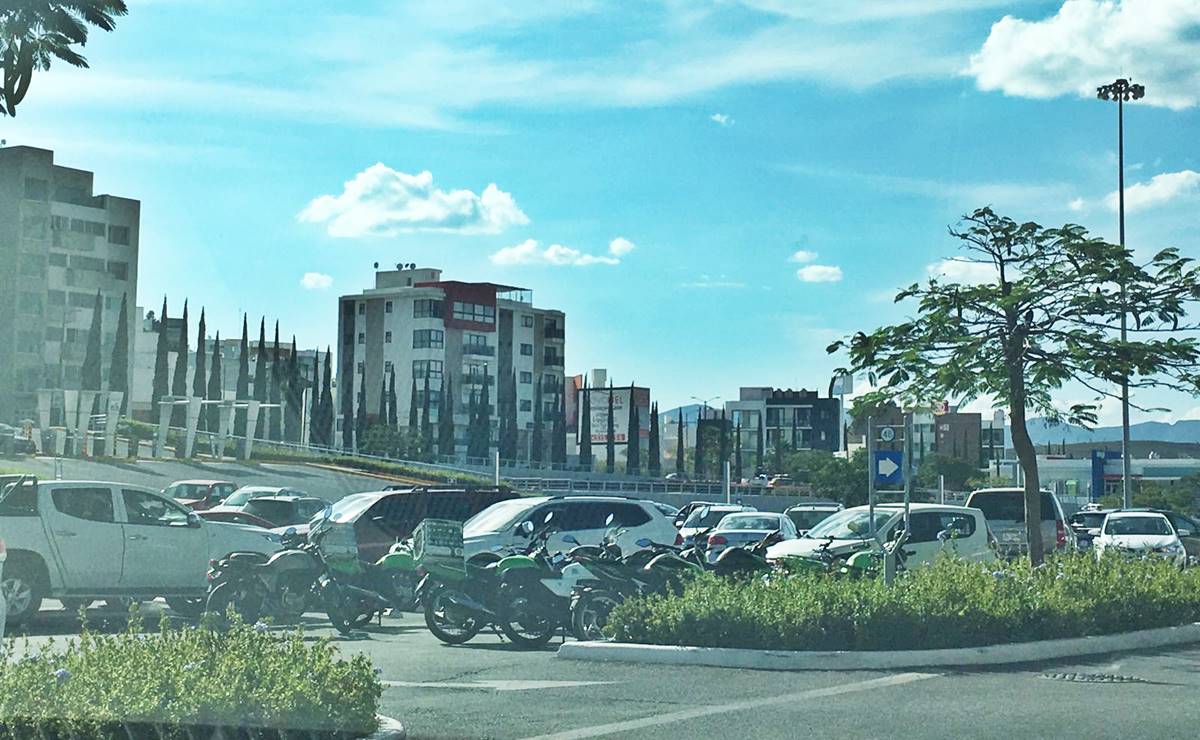 El gobernador Ricardo Gallardo consideraba excesivo el cobro de estacionamiento cuando la gente acude a esos lugares a consumir. Foto: Archivo