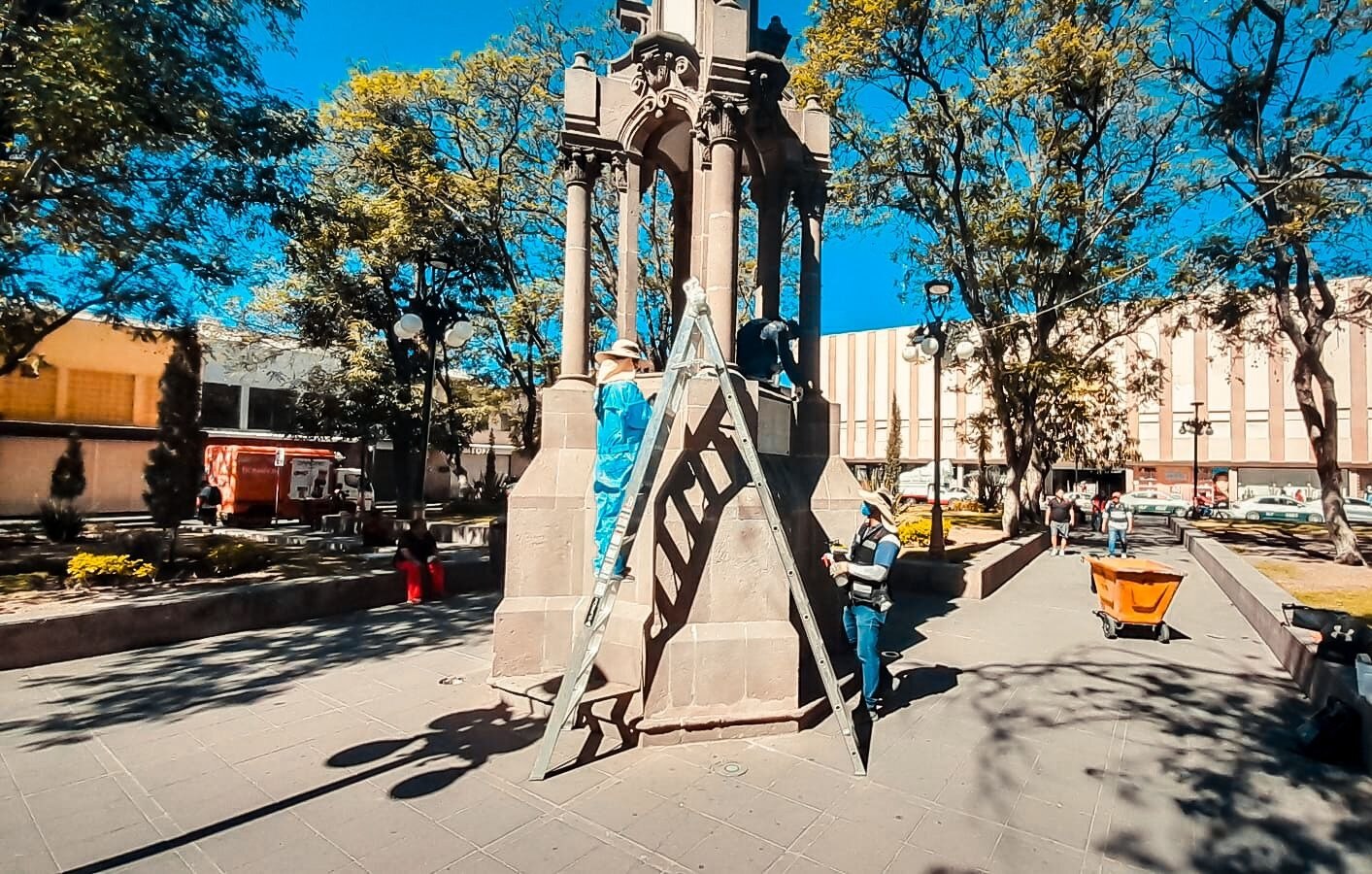 Dan mantenimiento a Columna de Independencia del Jardín San Juan de Dios, tras sismos en SLP