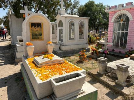 Entre cempasúchil y música, familias llenan panteones de SLP para visitar a sus difuntos