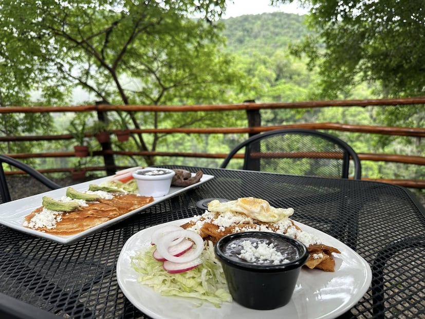 El centro ecoturistico El Aguacate cuenta con un restaurante campestre, rodeado de enormes árboles y una vista privilegiada. Foto: FB@ Cascada El Aguacate