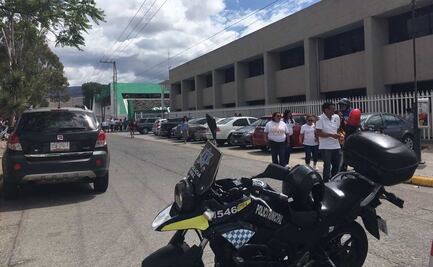 Trabajadores de la educación de SLP se manifiestan en la SEGE por incumplimiento de pago de bonos