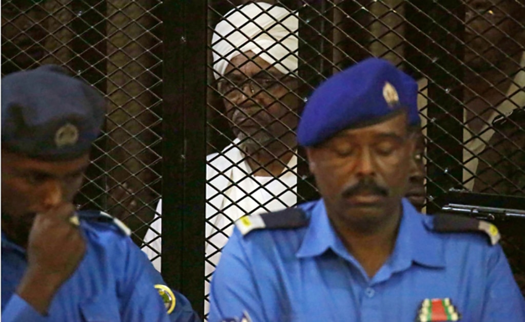 Condenan a expresidente de Sudán a dos años por corrupción