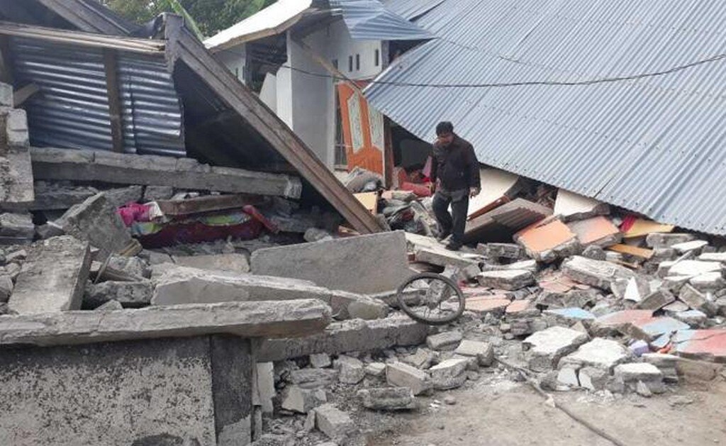 Ascienden a 16 los muertos y a 355 los heridos por terremoto en Indonesia
