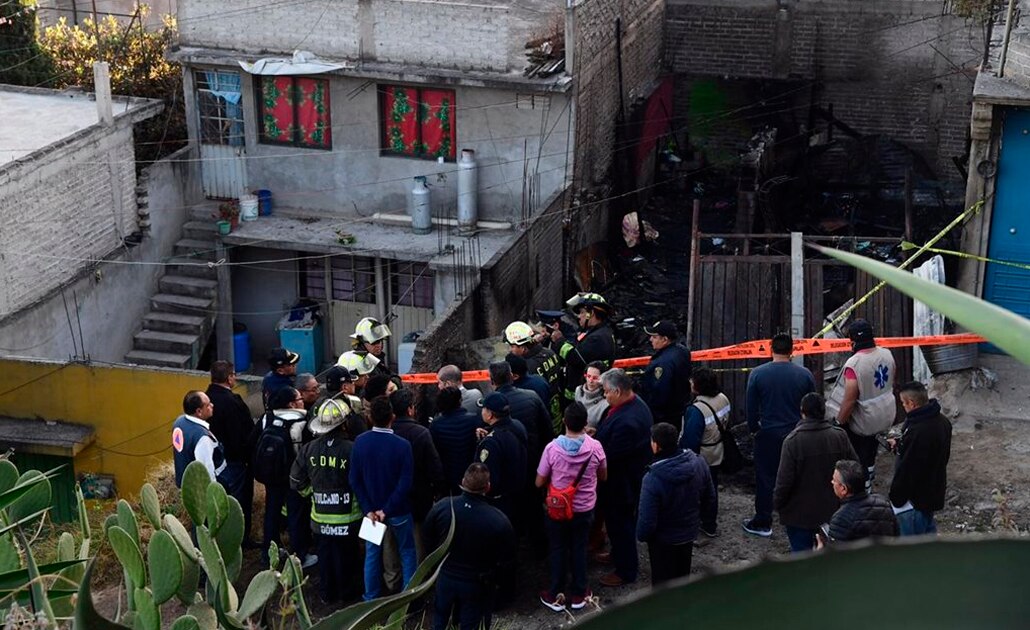 Interrogan a 2 adultos por incendio de casa de madera en Iztapalapa