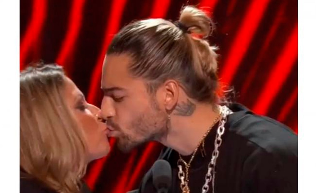 Maluma besa a la doctora Ana María Polo en premiación