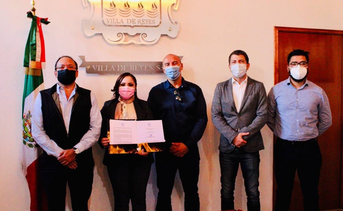 Edil de Villa de Reyes firma convenio con directivos de compañía italiana Poligof