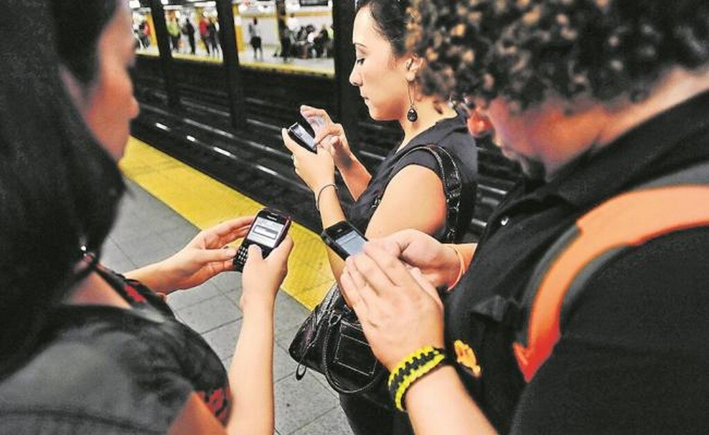 Adicción a celulares provoca ansiedad y desmemoria: IMSS