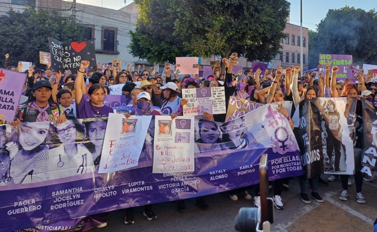 Furia violeta retumba en la marcha del 8M en SLP; con agua, intentaron apaciguar el grito de justicia  