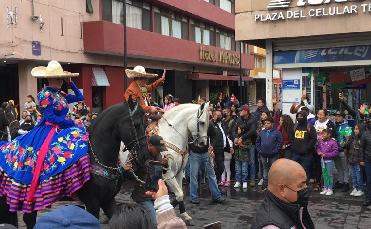 Encabeza Ricardo Gallardo desfile cívico-militar en SLP; llegó a caballo y vestido de charro
