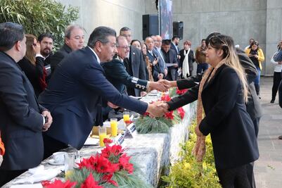 Reconocen a policías en su día 