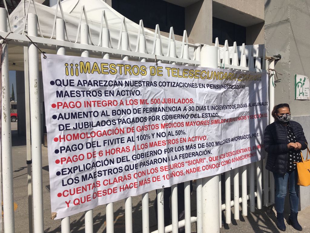 Maestros de telesecundaria protestan frente a la SEGE; exigen pagos atrasados