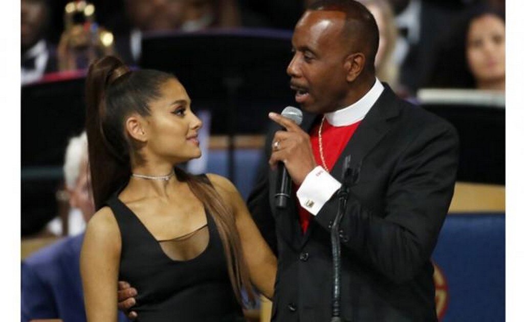 Indigna en redes tocamiento a Ariana Grande; obispo se disculpa