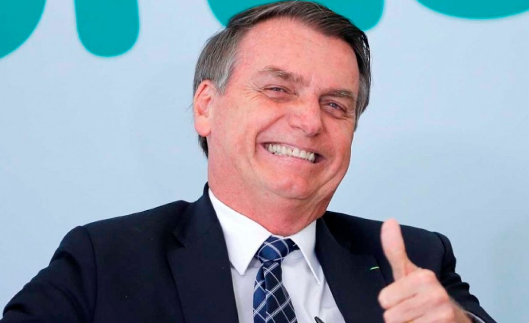 Bolsonaro dice que dejará de usar plumas "Bic" por ser marca francesa