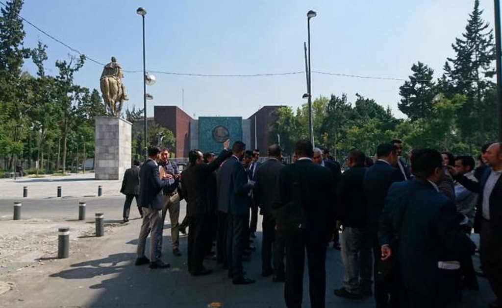 La comitiva integrada por Alberto Esquer, designado secretario particular de la próxima Presidencia y un representante de la seguridad de la Cámara baja, y otro integrante del Estado Mayor, recorrieron el salón de sesiones. FOTOS: EL UNIVERSAL